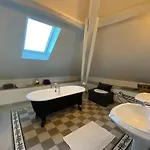 ベッド・アンド・ブレックファスト Demeure Saint Louis Historic Manor, 700m, Free Parking,a C,clim,wifi, View, Garden カルカソンヌ