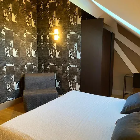 Demeure Saint Louis, cité 10mn à pieds, piscine chauffée, Clim AC, Parking privé Couette-café Carcassonne