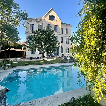 Demeure Saint Louis Historic Manor, 700m, Free Parking,a C,clim,wifi, View, Garden Bed and Breakfast
