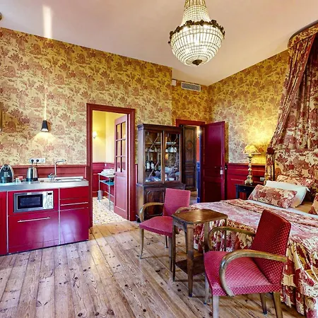 Demeure Saint Louis, cité 10mn à pieds, piscine chauffée, Clim AC, Parking privé Couette-café