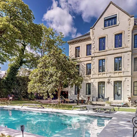 Demeure Saint Louis, cité 10mn à pieds, piscine chauffée, Clim AC, Parking privé Carcassonne