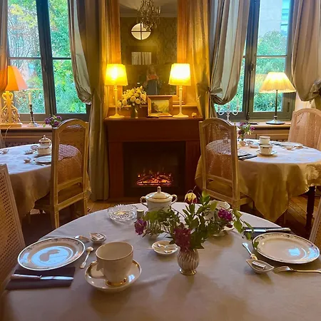 Demeure Saint Louis Historic Manor, 700m, Free Parking,a C,clim,wifi, View, Garden Bed and Breakfast