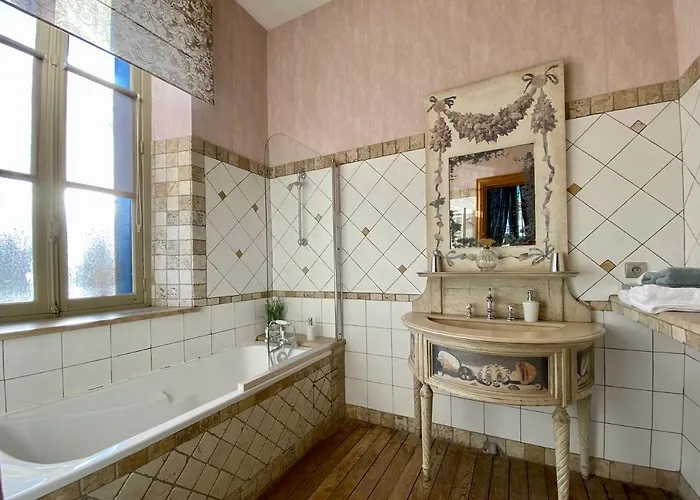Oda ve Kahvaltı Demeure Saint Louis Historic Manor, 700m, Free Parking,a C,clim,wifi, View, Garden